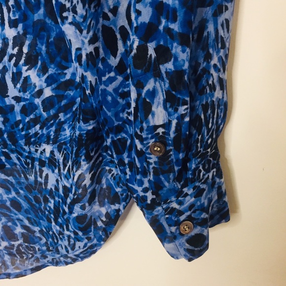 Two by Vince Camuto blue leopard print blouse - Picture 4 of 5